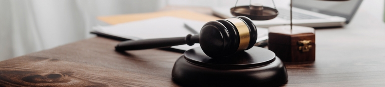 Negocios y abogados discutiendo documentos de contrato con escala de latón en el escritorio de la oficina. La ley, los servicios legales, el asesoramiento, la justicia y la ley concepto de imagen con efecto de grano de película Ley Foto de stock